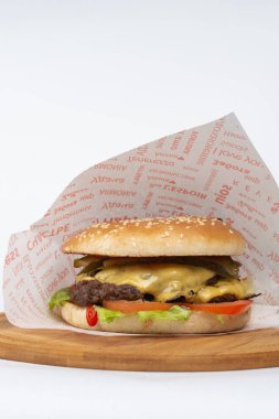 Biftek ve peynirli hamburger