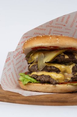 Biftek ve peynirli hamburger