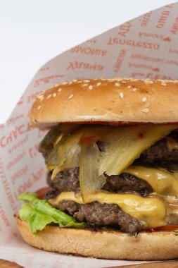 Biftek ve peynirli hamburger