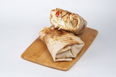 ahşap tahta üzerinde lezzetli döner kebap