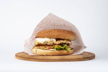 ahşap tahta üzerinde tavuk ve sebze ile sandviç