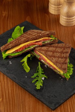 ahşap masada sebze ile taze et