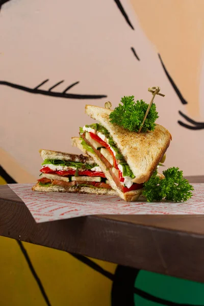 肉とおいしいサンドイッチ クローズアップ — ストック写真