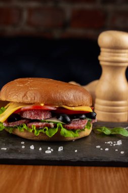 jambon ve peynir ile hamburger