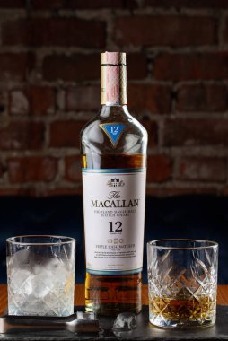 bar tezgahında alkol içeceği şişesi