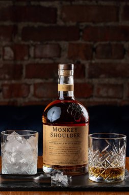 bar tezgahında alkol içeceği şişesi