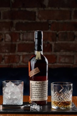 bar tezgahında alkol içeceği şişesi