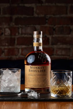 bar tezgahında alkol içeceği şişesi