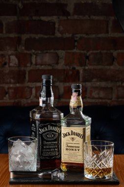 bar tezgahında viski şişeleri