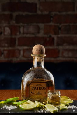 bar tezgahında alkol içeceği şişesi