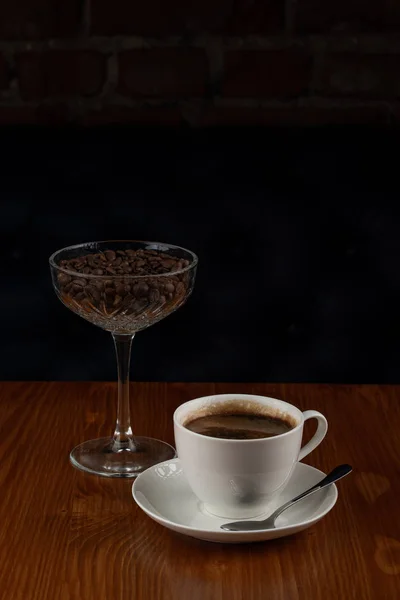 Schwarze Tasse Kaffee Auf Einem Holztisch — Stockfoto