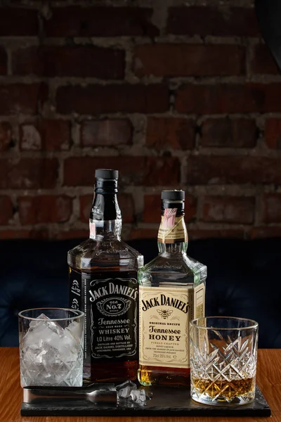酒吧柜台上的威士忌酒瓶 — 图库照片