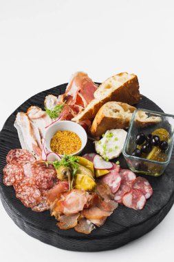 çeşitli dilimlenmiş et, ekmek ve sos