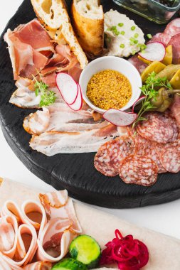 çeşitli dilimlenmiş et, ekmek ve sos