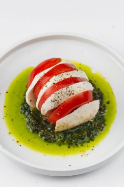 İtalyan mozzarella peyniri ve domates salatası