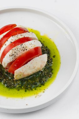 İtalyan mozzarella peyniri ve domates salatası