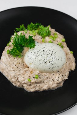 maydanoz ve yumurta ile yulaf ezmesi 