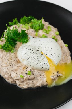 maydanoz ve yumurta ile yulaf ezmesi 