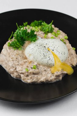 maydanoz ve yumurta ile yulaf ezmesi 