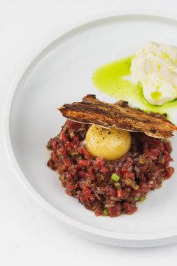 çiğ et ve tavuk yumurta sıcaklı dana katran