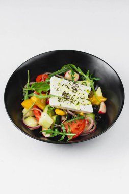  Siyah tabakta taze sebze ile Yunan salatası