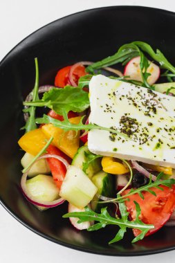  Siyah tabakta taze sebze ile Yunan salatası