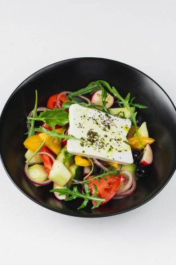  Siyah tabakta taze sebze ile Yunan salatası