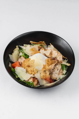 tavuk eti ile lezzetli sezar salatası