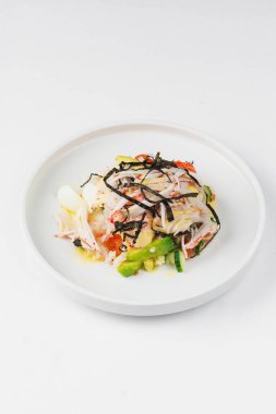 nori ve havyar ile asya salatası