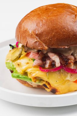 beyaz plaka üzerinde sos ile lezzetli burger