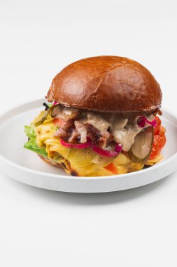 beyaz plaka üzerinde sos ile lezzetli burger