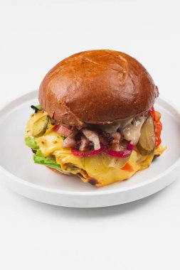 beyaz plaka üzerinde sos ile lezzetli burger