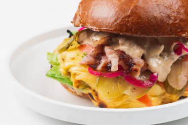 beyaz plaka üzerinde sos ile lezzetli burger