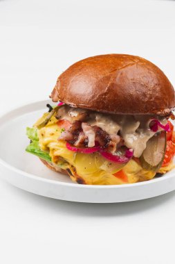 beyaz plaka üzerinde sos ile lezzetli burger