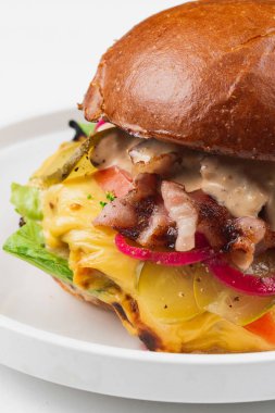 beyaz plaka üzerinde sos ile lezzetli burger