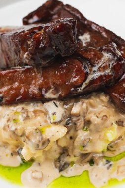 beyaz tabakta sos lu kızarmış et