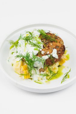 mısır, dereotu ve sos ile delikus kızarmış et