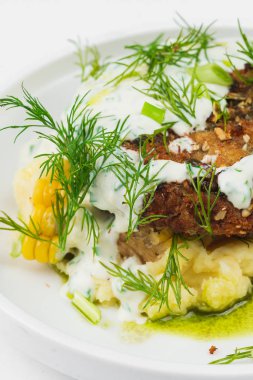 mısır, dereotu ve sos ile delikus kızarmış et