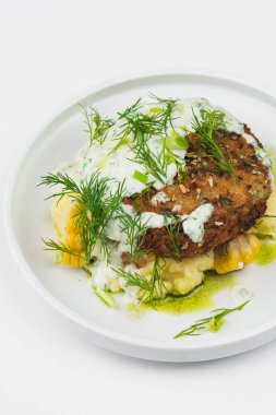 mısır, dereotu ve sos ile delikus kızarmış et