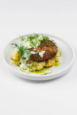 mısır, dereotu ve sos ile delikus kızarmış et