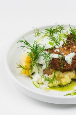 mısır, dereotu ve sos ile delikus kızarmış et