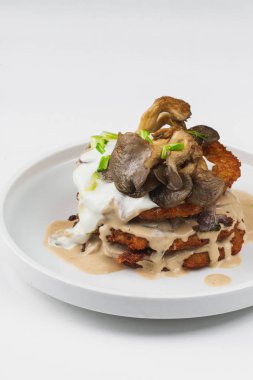 mantar ve sos ile patates flapjacks