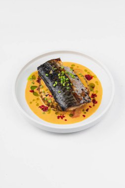 beyaz tabakta soslu pişmiş balık 