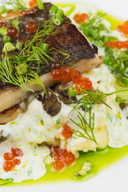 sebze ve havyar ile balık