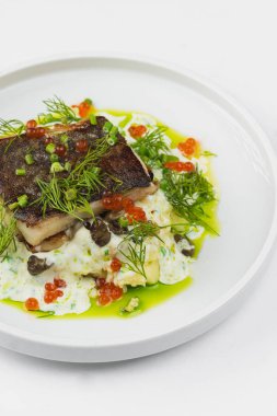 sebze ve havyar ile balık