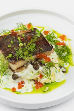 sebze ve havyar ile balık