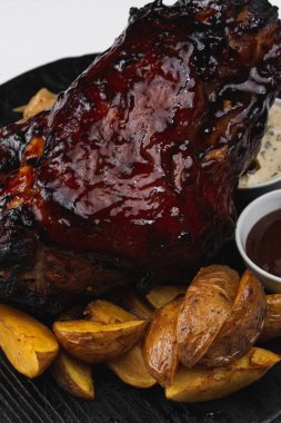 patates ve ketçap ile ızgara domuz eti