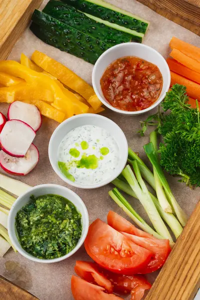 Surtido Verduras Frescas Con Salsas — Foto de Stock