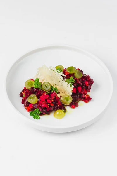 新鮮な野菜とオリーブのサラダ — ストック写真