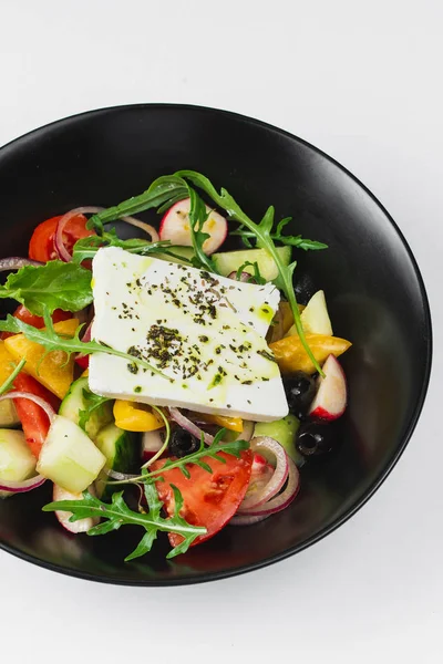  Siyah tabakta taze sebze ile Yunan salatası